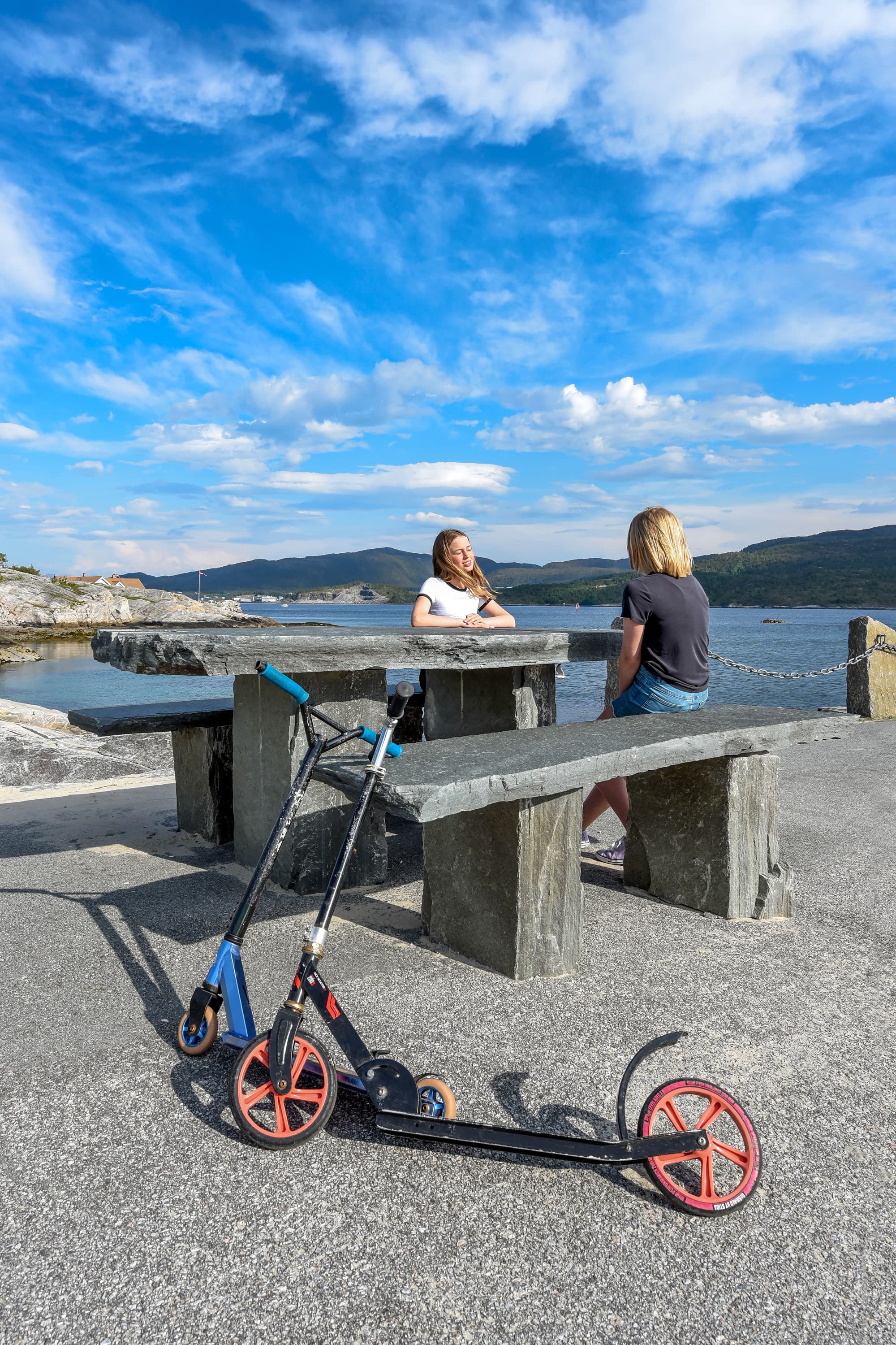 Røff sittegruppe i Oppdal Mørk skifer